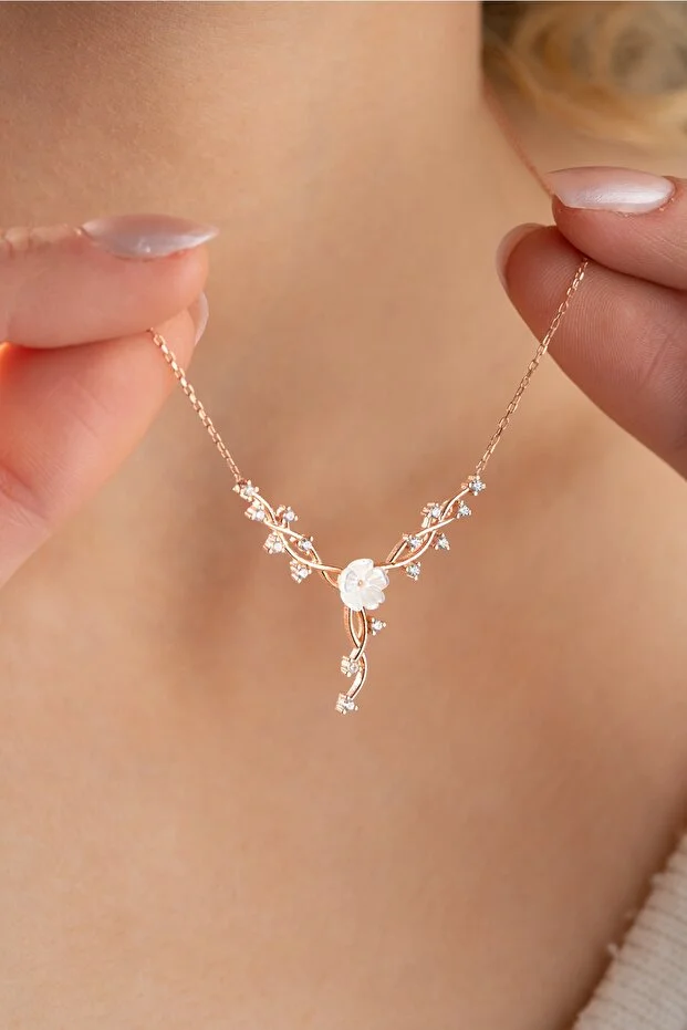 925 Ayar Gümüş Manolya Çiçeği Sarmaşık Model Kolye 925 Ayar Gümüş Manolya Çiçeği Sarmaşık Model Kolye