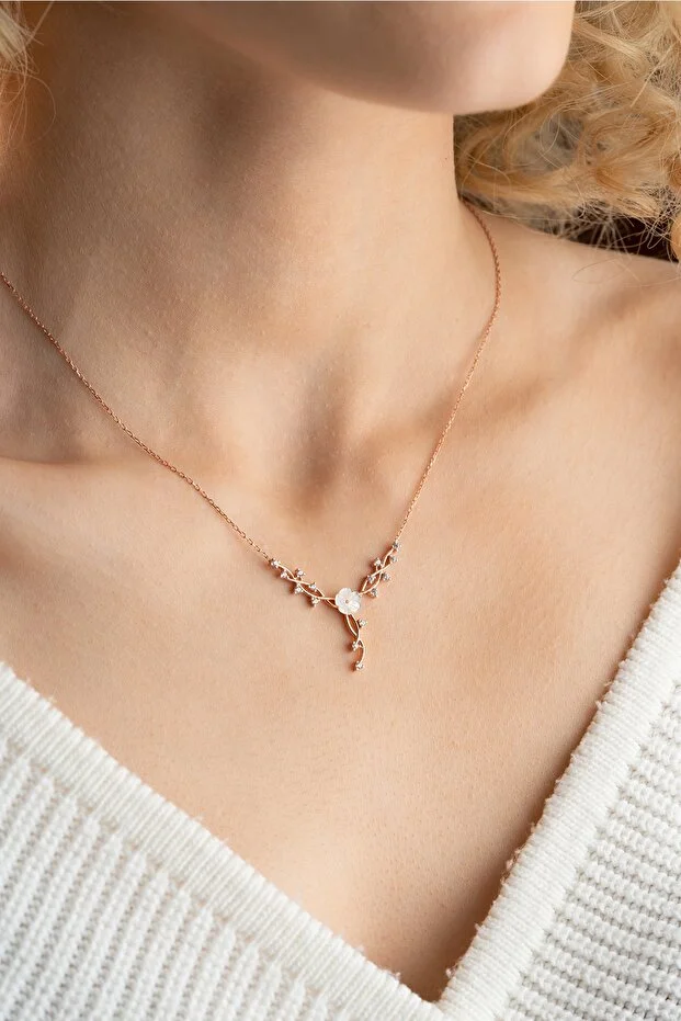 925 Ayar Gümüş Manolya Çiçeği Sarmaşık Model Kolye 925 Ayar Gümüş Manolya Çiçeği Sarmaşık Model Kolye